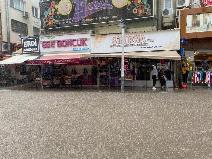 İzmir'de sağanak; cadde ve sokaklar göle döndü -7
