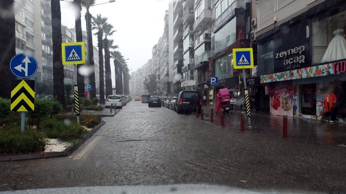 İzmir'de sağanak; cadde ve sokaklar göle döndü / Ek fotoğraf -1