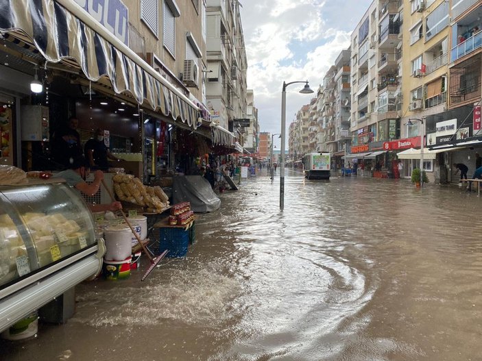 İzmir'de sağanak; cadde ve sokaklar göle döndü -1