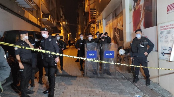 Zeytinburnu'nda kavgaya müdahale eden polise saldırdılar