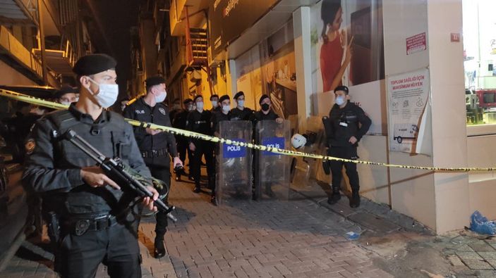 Zeytinburnu'nda kavgaya müdahale eden polise saldırdılar