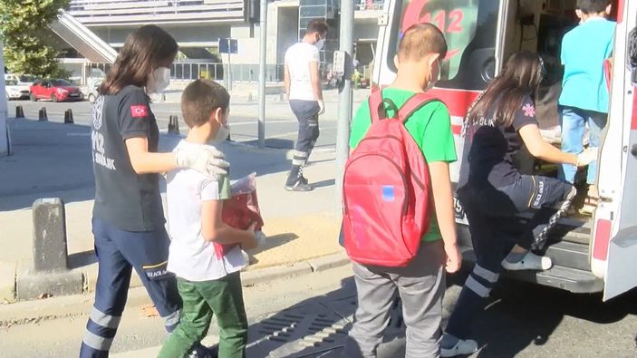 d Kağıthane'de öğrenci servisine otomobil çarptı: 3 öğrenci hafif şekilde yaralandı -5