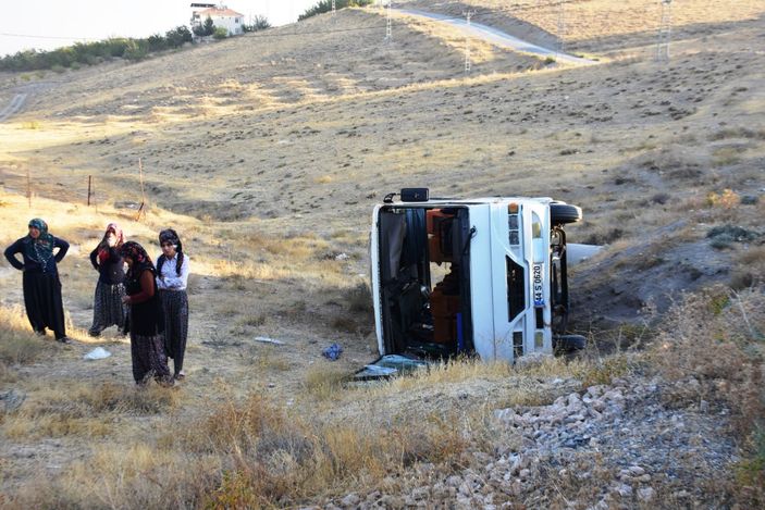 Malatya'da işçi servis midibüsü şarampole devrildi