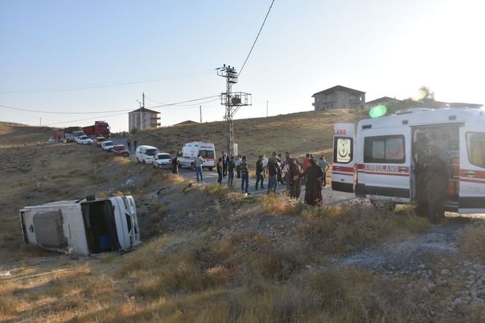 d Malatya'da işçi servis midibüsü şarampole devrildi
