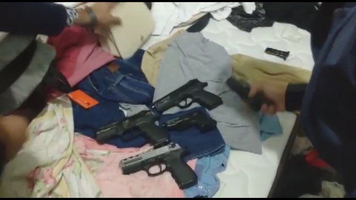 Esenyurt'ta sahte dolarla yakalanan çiftin evinde  uyuşturucu ve tabancalar çıktı -4
