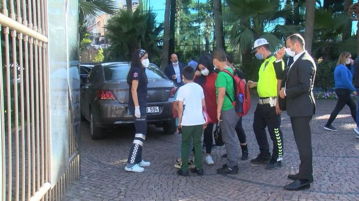 Kağıthane'de öğrenci servisine otomobil çarptı: 3 öğrenci hafif şekilde yaralandı -1