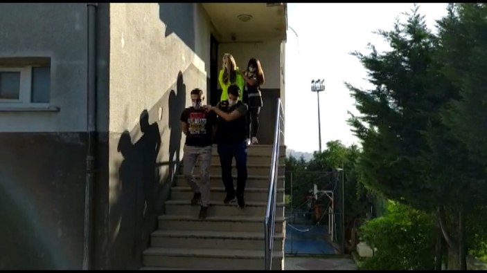 Esenyurt'ta sahte dolarla yakalanan çiftin evinde  uyuşturucu ve tabancalar çıktı -1