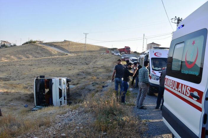 Malatya'da işçi servis midibüsü şarampole devrildi