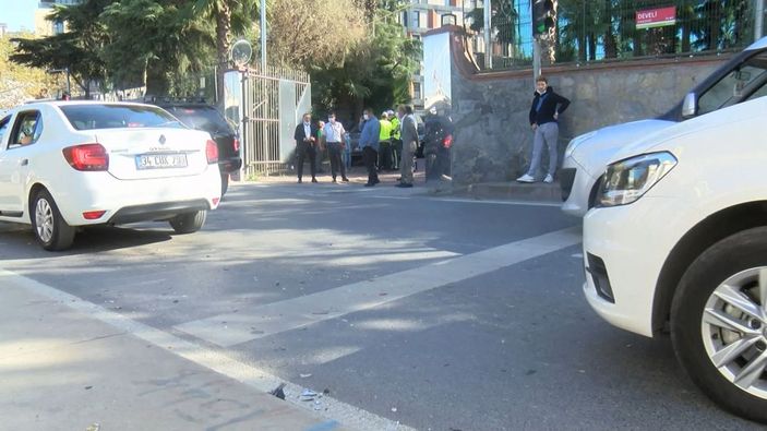 Kağıthane'de öğrenci servisine otomobil çarptı: 3 öğrenci hafif şekilde yaralandı -3