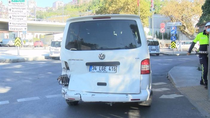 Kağıthane'de öğrenci servisine otomobil çarptı: 3 öğrenci hafif şekilde yaralandı -2