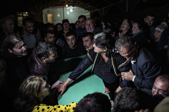 Ermenistan’ın mezarlıkta hedef aldığı sivillerin cenazeleri, saldırı ihtimaline karşı akşam defnedildi -5