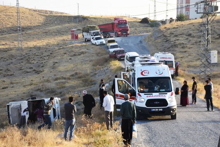 Malatya'da işçi servis midibüsü şarampole devrildi