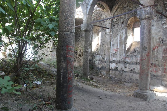 Defineciler, tarihi kiliseyi talan etti -4