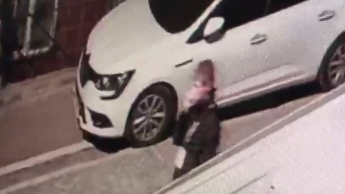 Esenyurt'ta kapının önündeki ayakkabıları toplayıp ateşe verdi -9