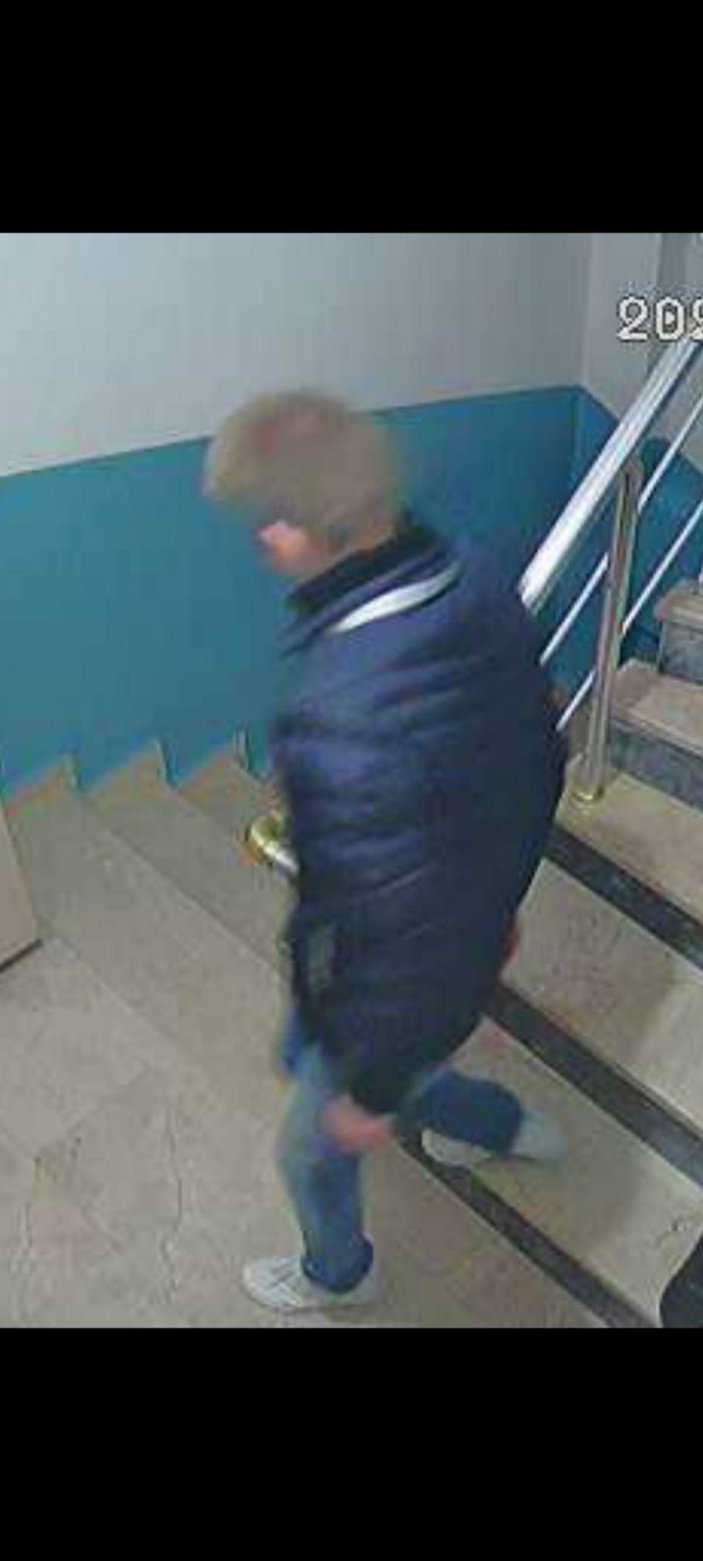 Esenyurt'ta kapının önündeki ayakkabıları toplayıp ateşe verdi -7