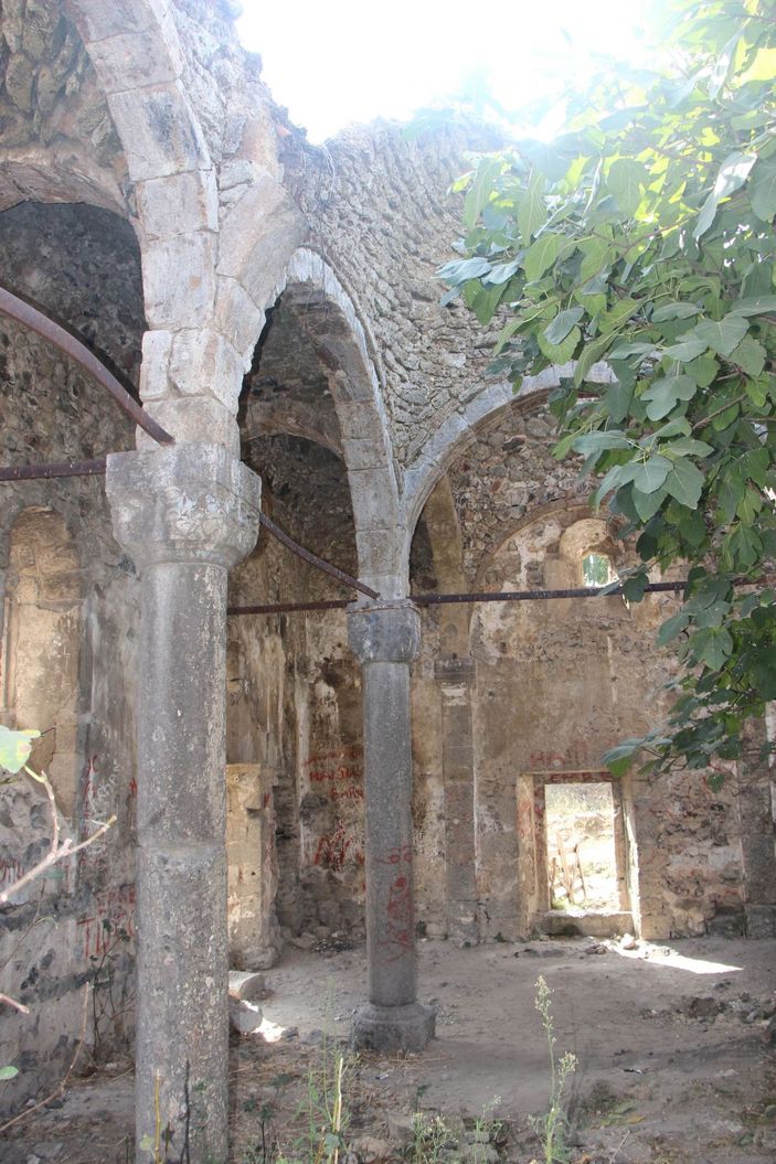 d Defineciler, tarihi kiliseyi talan etti -10