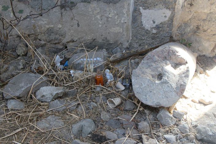 Defineciler, tarihi kiliseyi talan etti -9