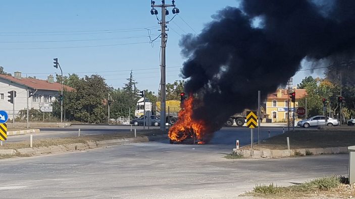 Konya'da yanan otomobilden son anda kurtarıldı 