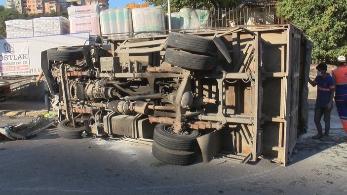 Gaziosmanpaşa'da kamyonet gelin arabasına çarptı