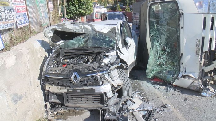Gaziosmanpaşa'da kamyonet gelin arabasına çarptı