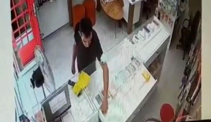 Çaldığı telefonu 200 metre ilerideki başka bir dükkana satmış -3