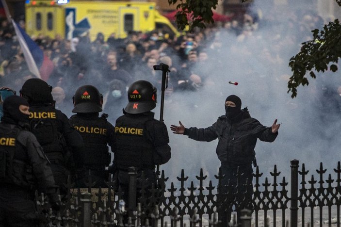 Prag'da holiganlar polisle çatıştı: 20 yaralı