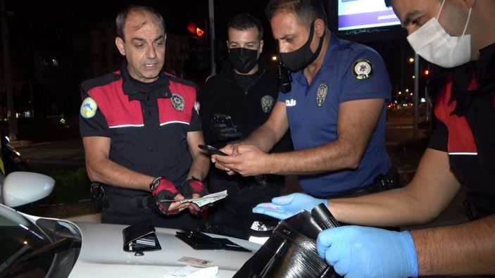 d Antalya'da Kırgızistanlı 2 kişi, sahte dolar ve uyuşturucu ile yakalandı