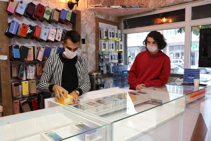 Çaldığı telefonu 200 metre ilerideki başka bir dükkana satmış -2