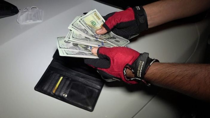 d Antalya'da Kırgızistanlı 2 kişi, sahte dolar ve uyuşturucu ile yakalandı