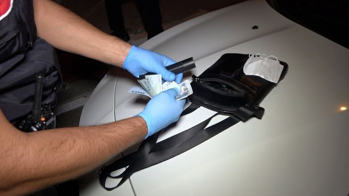 d Antalya'da Kırgızistanlı 2 kişi, sahte dolar ve uyuşturucu ile yakalandı