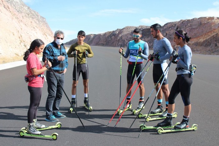 Tekerlekli kayaklarıyla kara yolunda çalışan Seher, olimpiyat vizesi için yarışacak -10