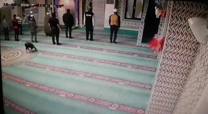 Babanın, camiyi sevdirmek için oğluyla oynadığı oyun kamerada -4