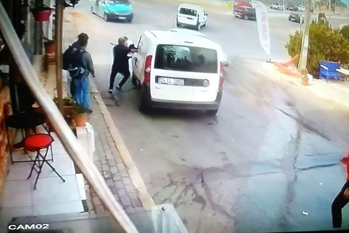 İzmir'de çocuğa çarpmak üzere olan aracını son anda durdurdu