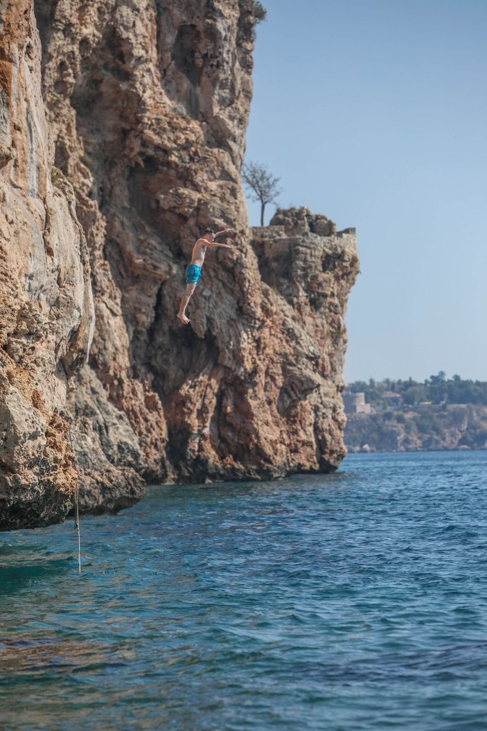 Antalya'da gençlerin kayalıklarda tehlikeli eğlencesi