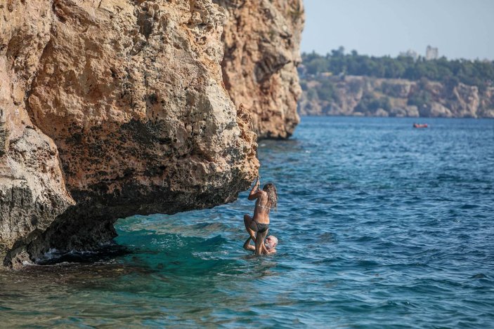 Antalya'da gençlerin kayalıklarda tehlikeli eğlencesi