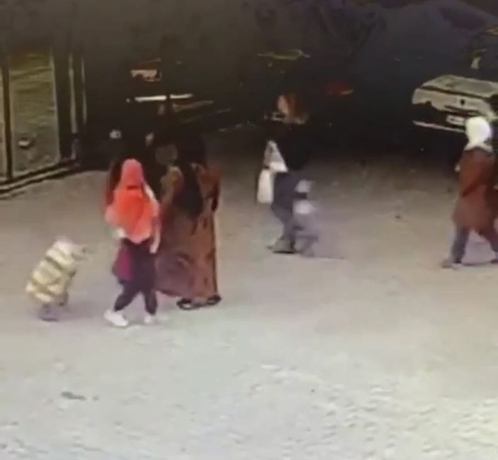 Hemşirenin çantasındaki cep telefonun çalınma anı kamerada -7