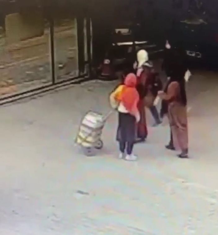 Hemşirenin çantasındaki cep telefonun çalınma anı kamerada -5