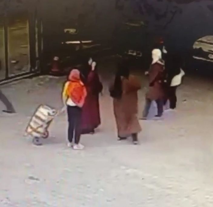 Hemşirenin çantasındaki cep telefonun çalınma anı kamerada -6