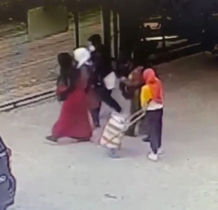 Hemşirenin çantasındaki cep telefonun çalınma anı kamerada -4