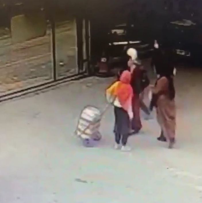 Hemşirenin çantasındaki cep telefonun çalınma anı kamerada -3