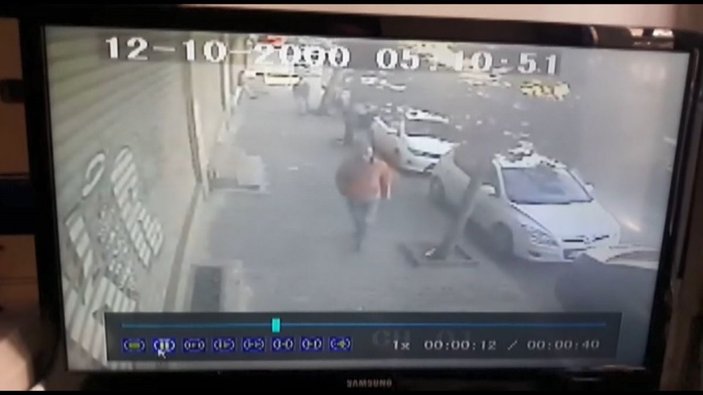 Bayrampaşa'da genç kıza sokak ortasında bıçaklı saldırı -1