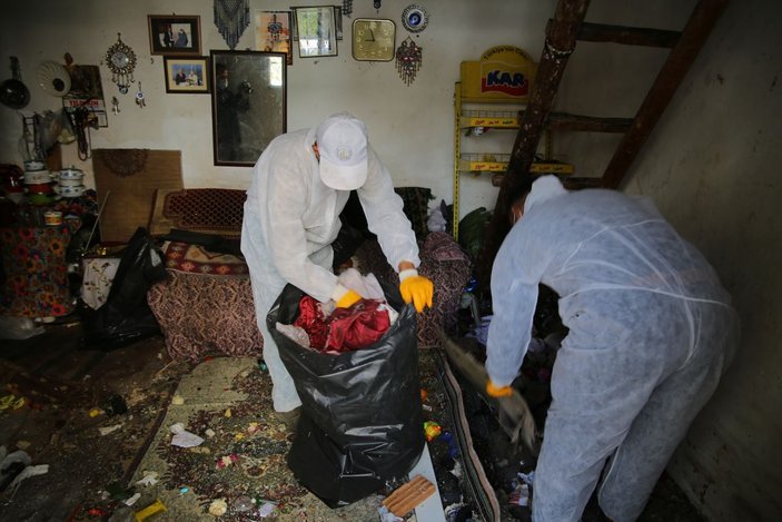 Sivas'ta çöp evde yaşayan yaşlı kadın koronavirüslü çıktı