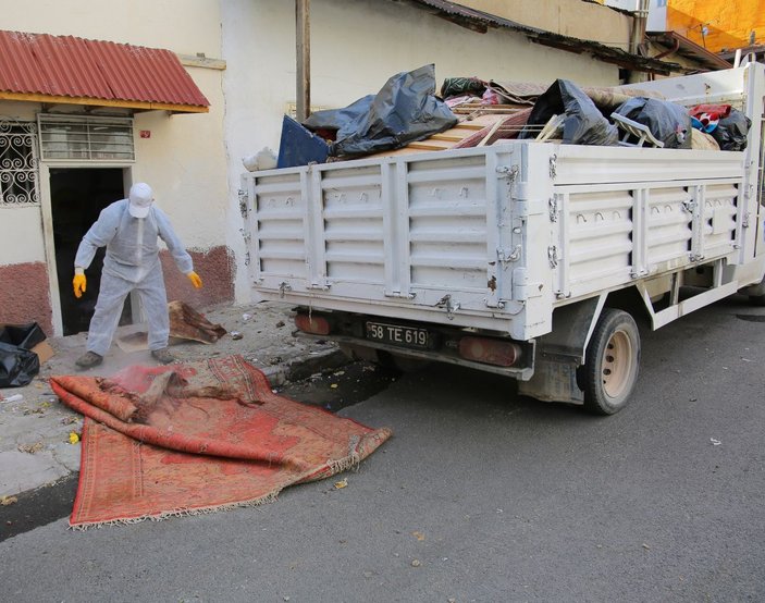 Sivas'ta çöp evde yaşayan yaşlı kadın koronavirüslü çıktı