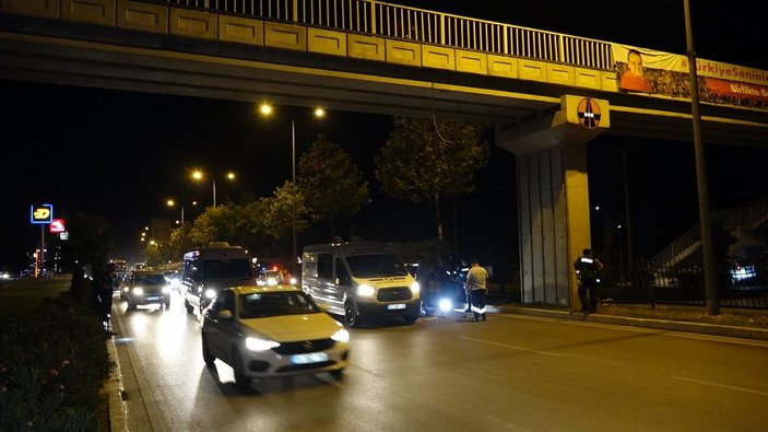 Antalya'da üst geçitten atlayan genci otomobil ezdi