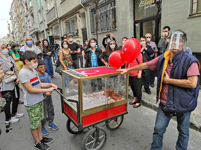 Kurtuluş'ta mahalleli simitçisine sahip çıktı  -3