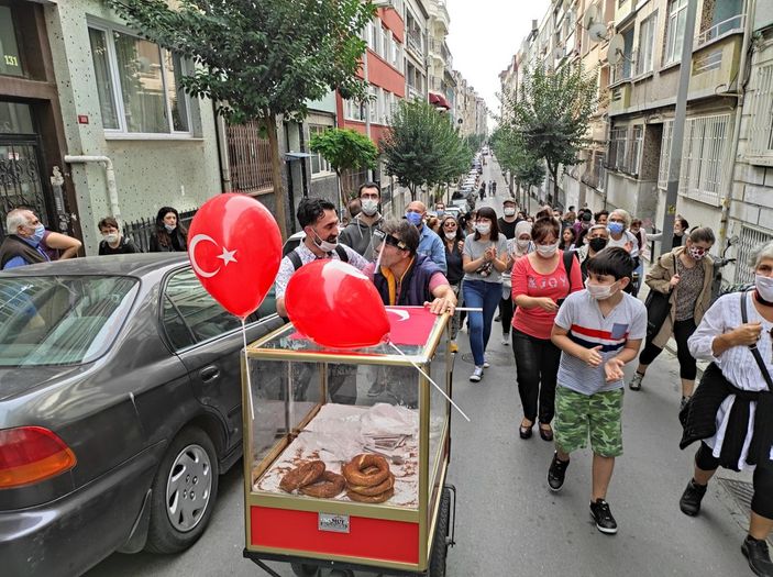 Kurtuluş'ta mahalleli simitçisine sahip çıktı  -2