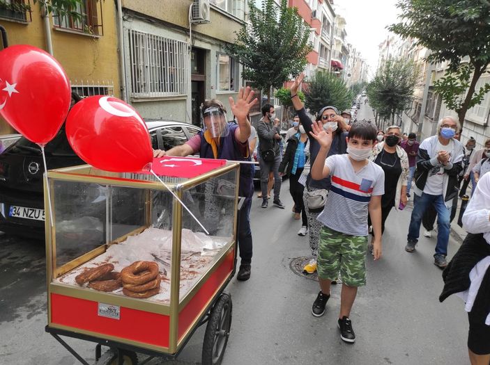 Kurtuluş'ta mahalleli simitçisine sahip çıktı  -1