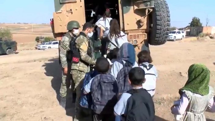 Mehmetçik, Resulaynlı çocukları zırhlı araçlarla okula taşıyor -3