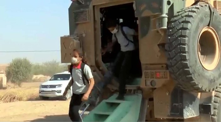 Mehmetçik, Resulaynlı çocukları zırhlı araçlarla okula taşıyor -1