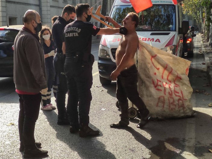 Beşiktaş'ta bayılan kağıt toplayıcı yardıma gelen sağlık ekibine saldırdı